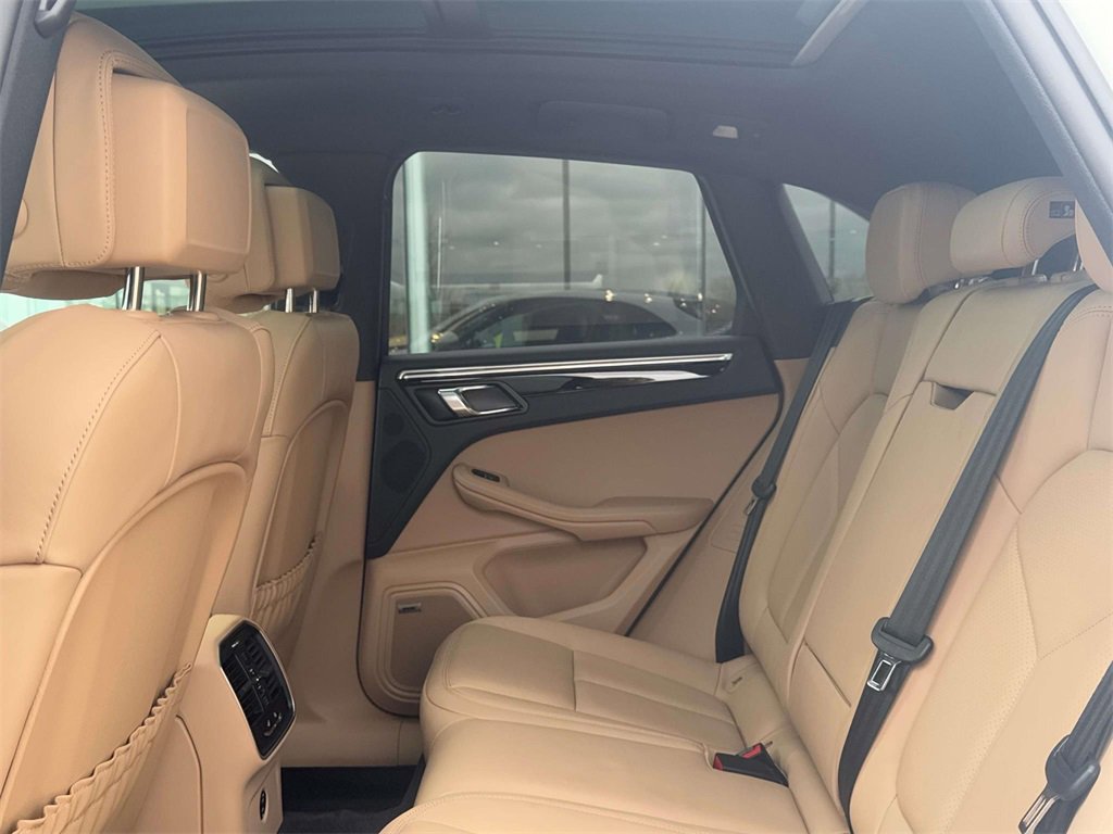 Used 2025 Porsche Macan image 25