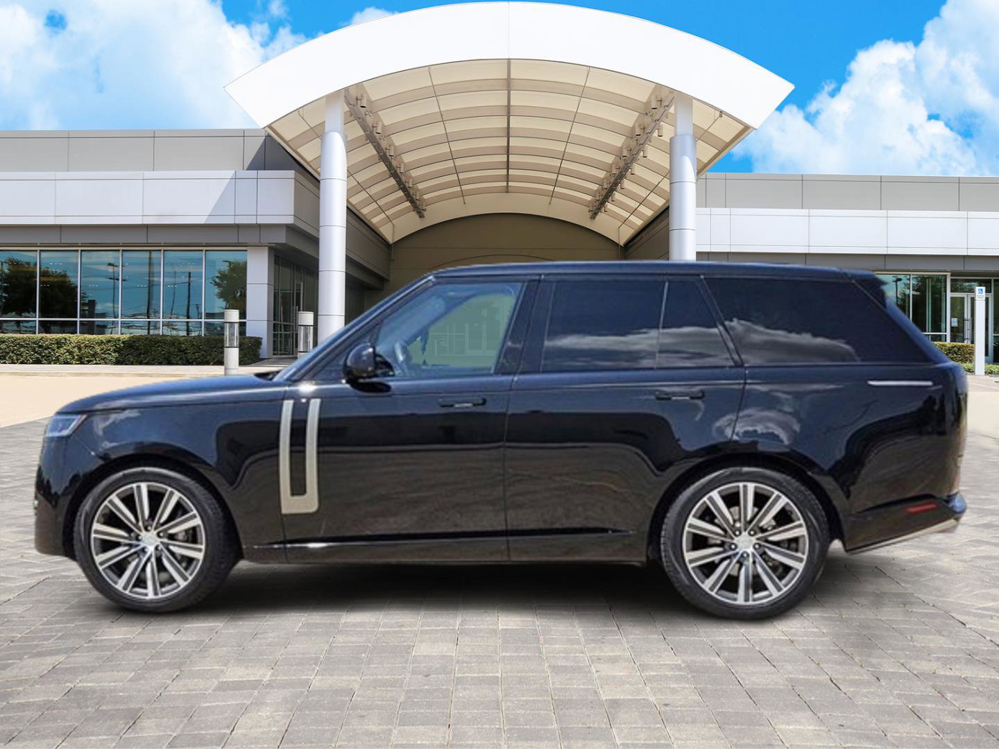 Used 2023 Land Rover Range Rover SE image 3