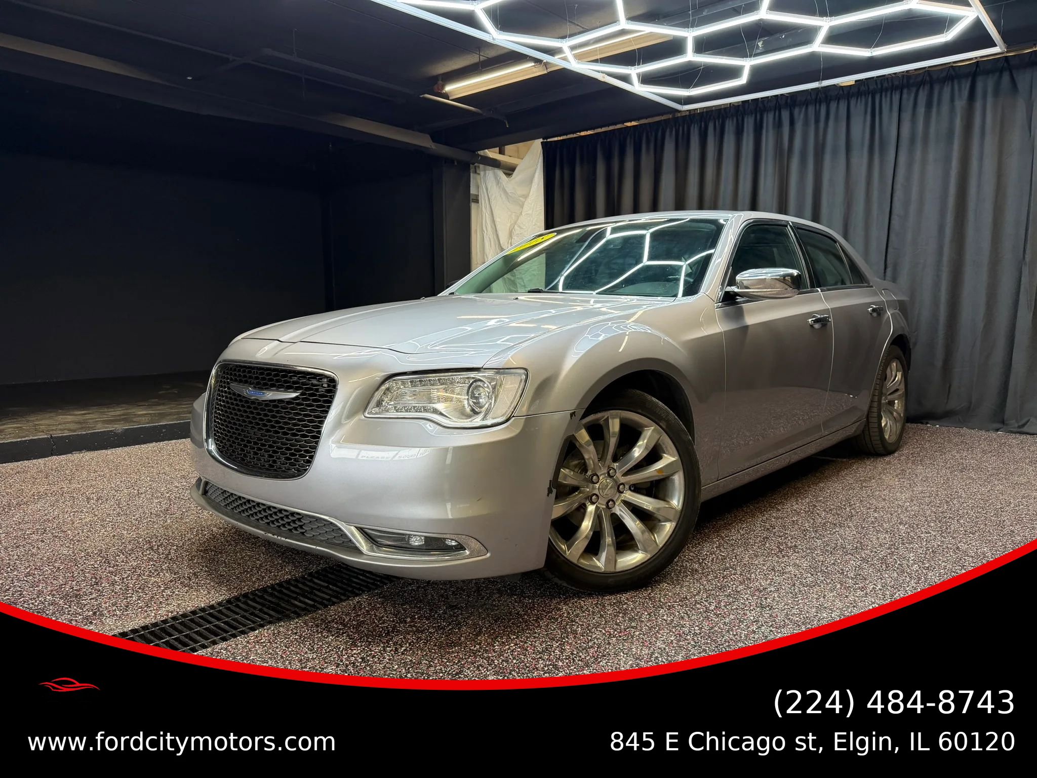 Used 2018 Chrysler 300 Limited RWD image 1