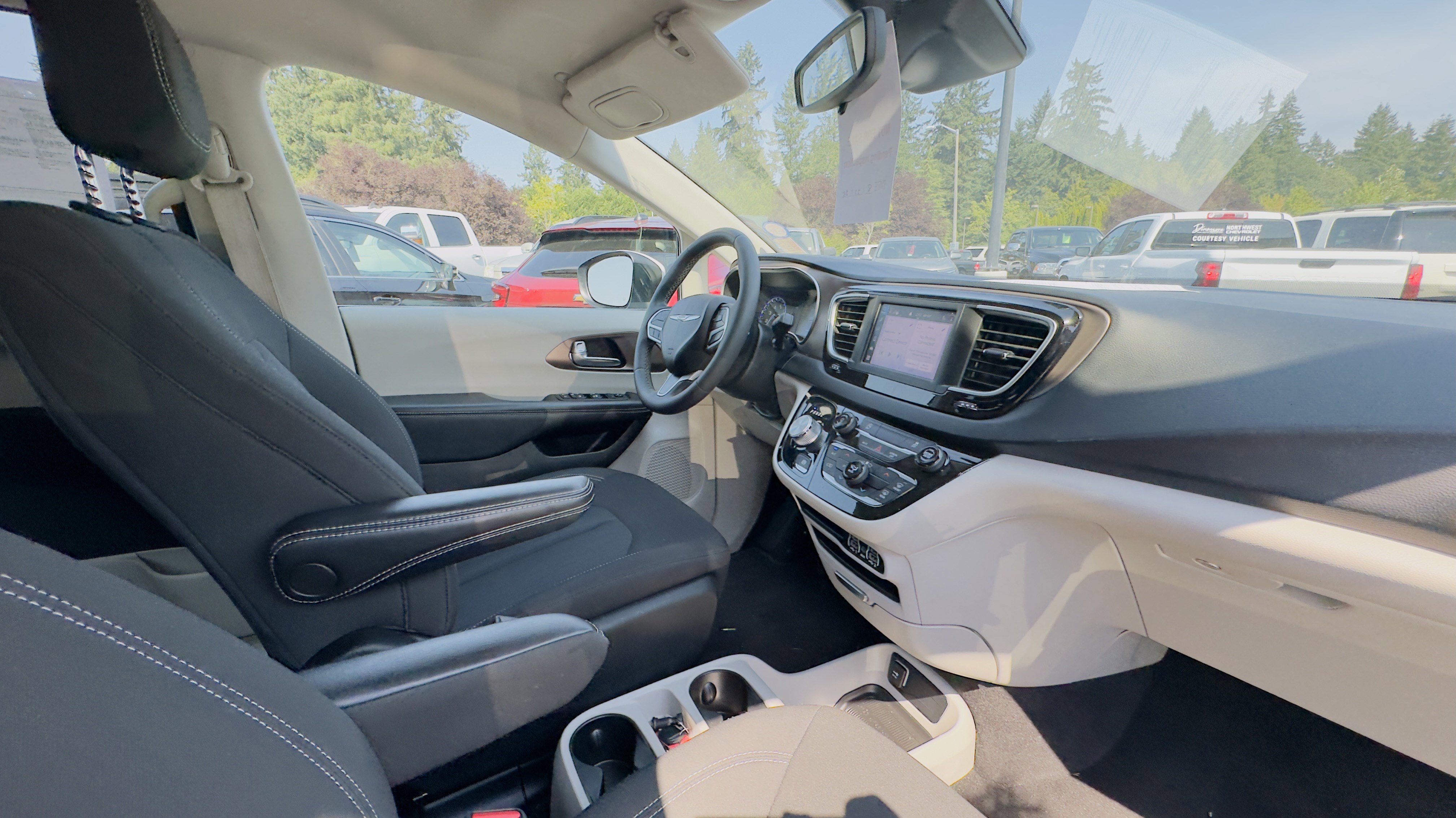 Used 2023 Chrysler Voyager LX image 8