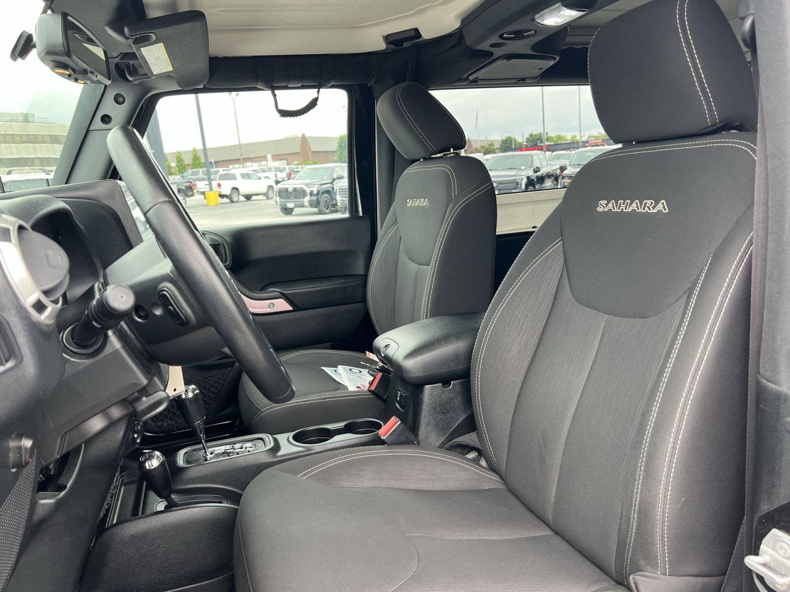 Used 2017 Jeep Wrangler Sahara w/ Connectivity Group AWD/4WD image 13
