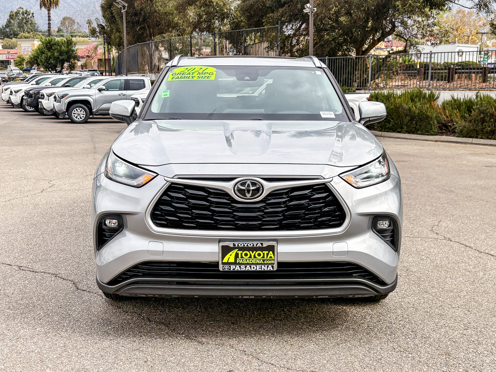 Used 2021 Toyota Highlander XLE FWD image 2