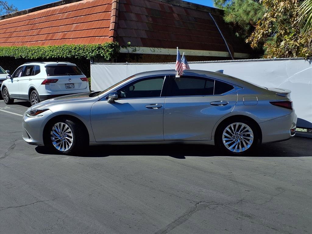 Used 2020 Lexus ES 300h w/ Luxury Package image 3