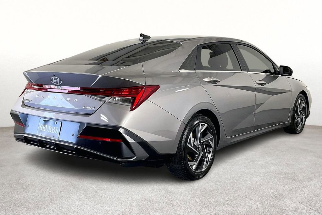 Used 2024 Hyundai Elantra Limited image 2