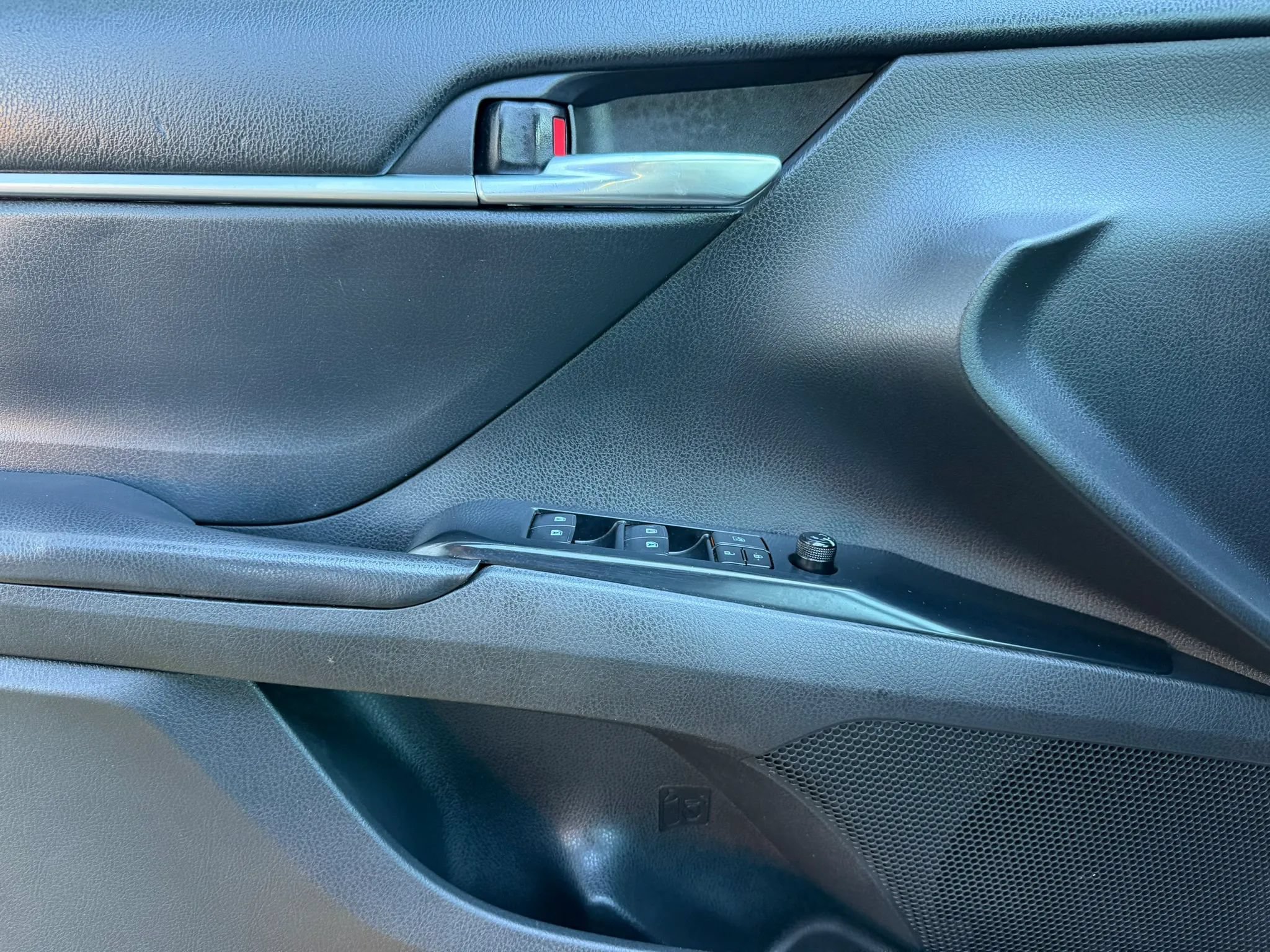 Used 2018 Toyota Camry LE FWD image 5