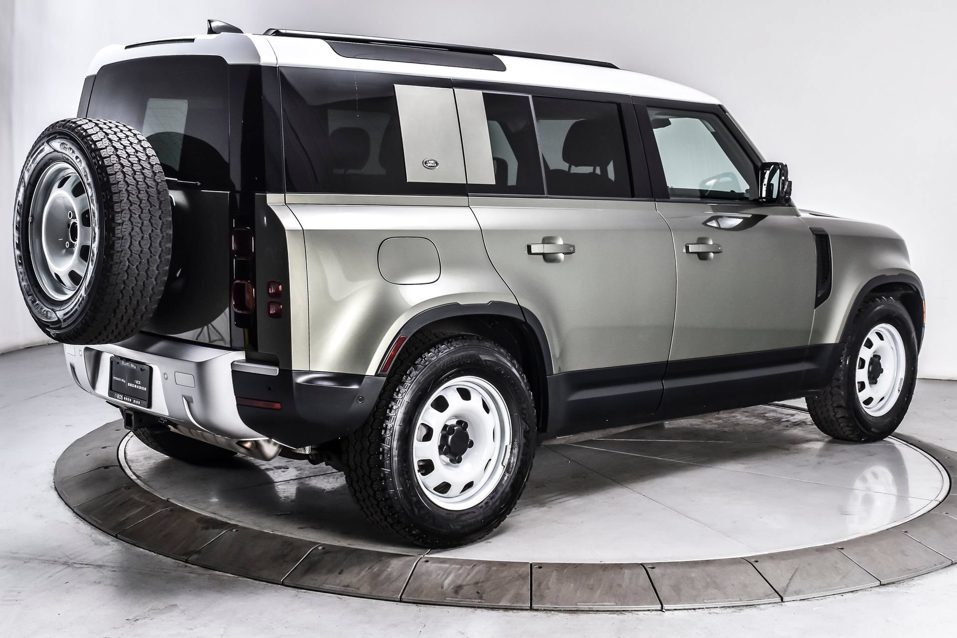 Used 2024 Land Rover Defender 110 S AWD/4WD image 5