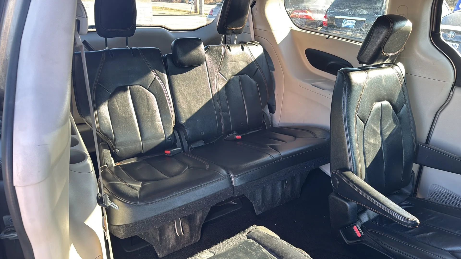 Used 2017 Chrysler Pacifica Touring-L image 16