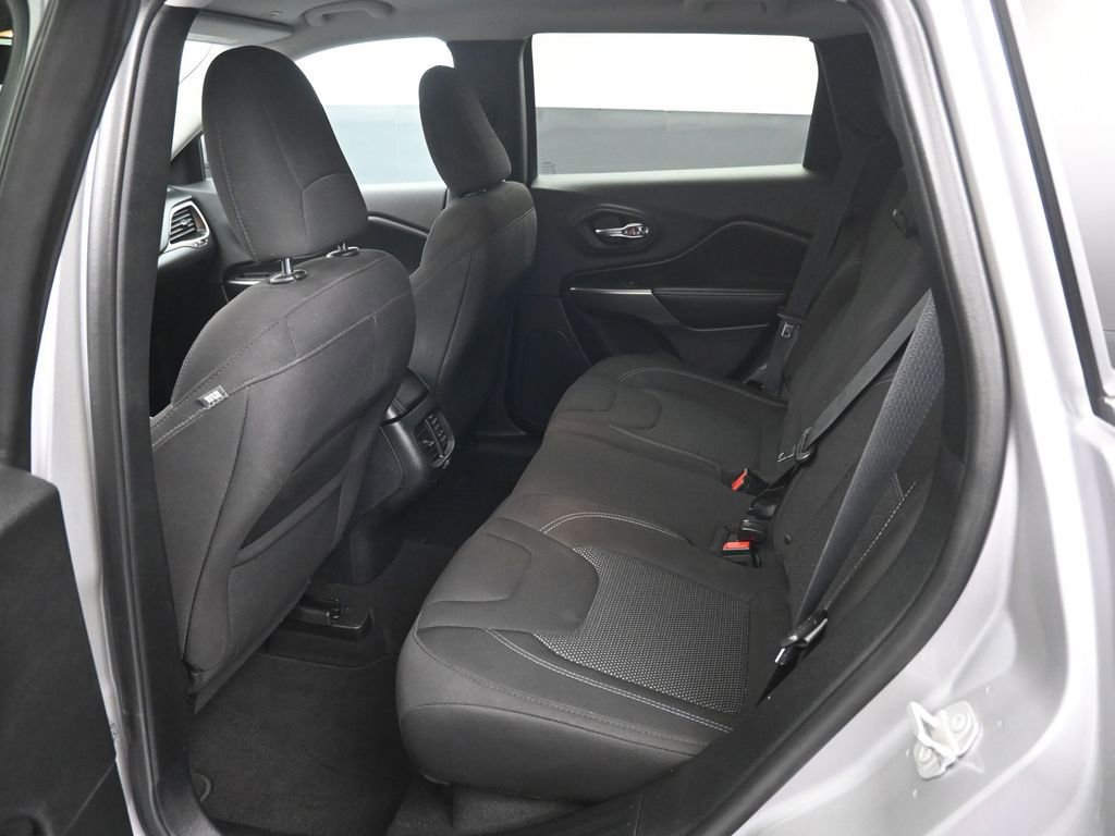 Used 2019 Jeep Cherokee Latitude w/ Popular Appearance Group AWD/4WD image 10