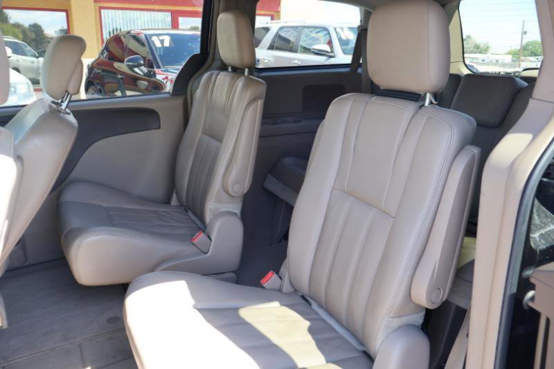 Used 2014 Chrysler Town & Country Touring FWD image 18