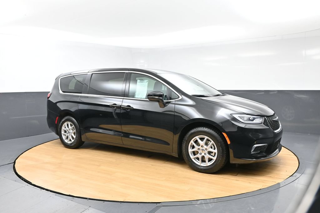 Used 2025 Chrysler Pacifica Select FWD image 42