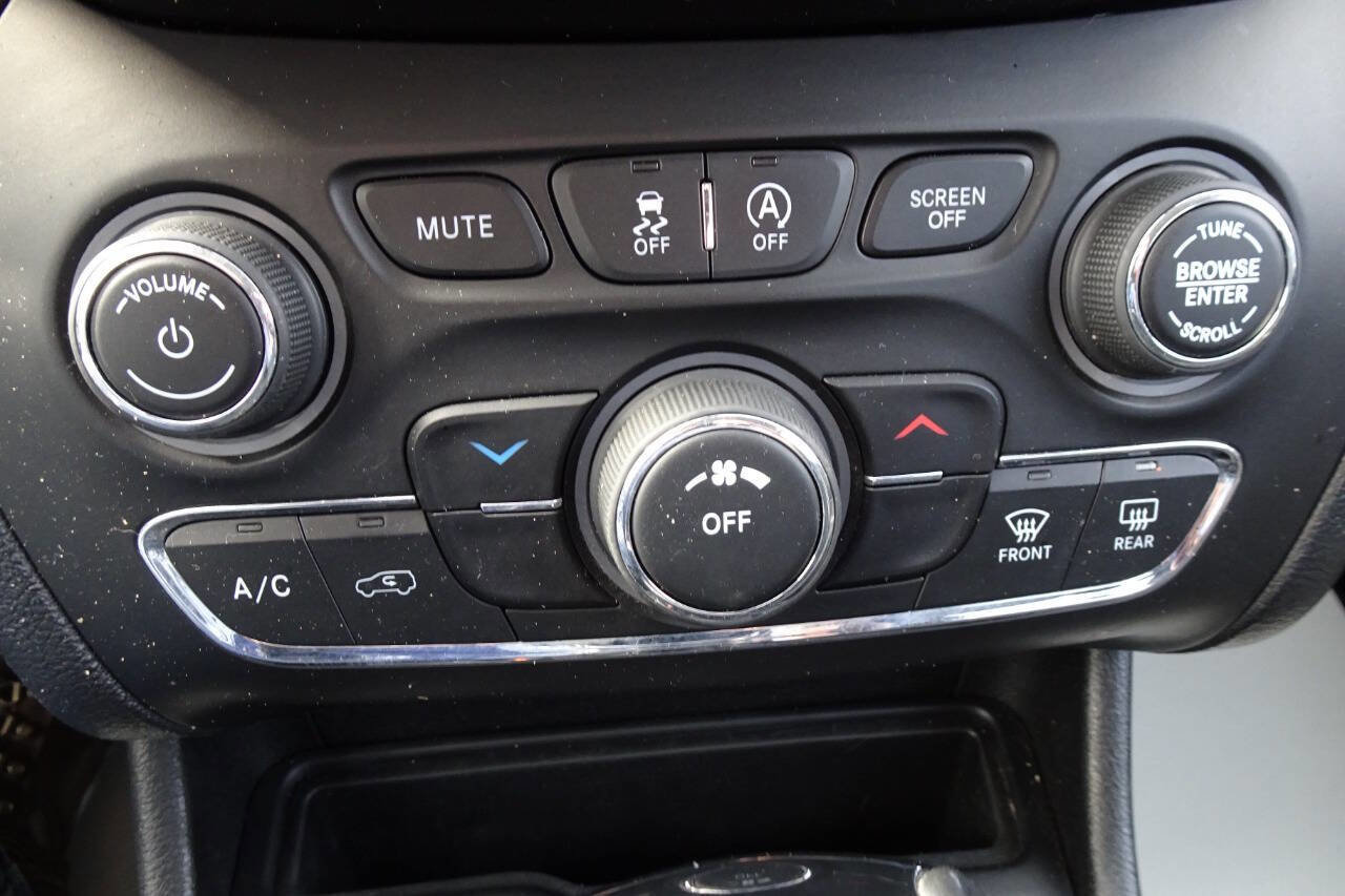 Used 2020 Jeep Cherokee Latitude Plus image 24