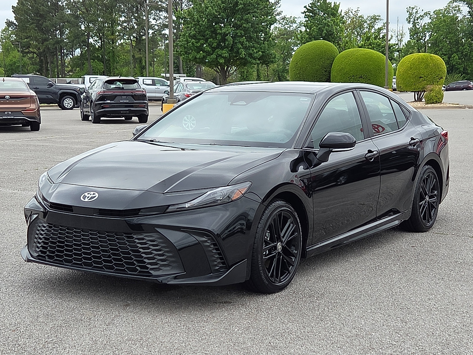 Used 2025 Toyota Camry SE FWD image 2