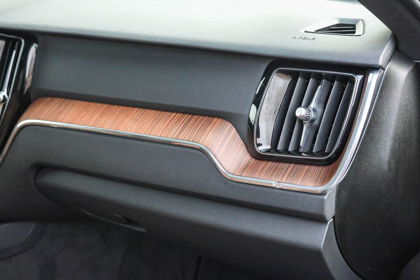 Used 2023 Volvo XC60 B5 Plus image 19