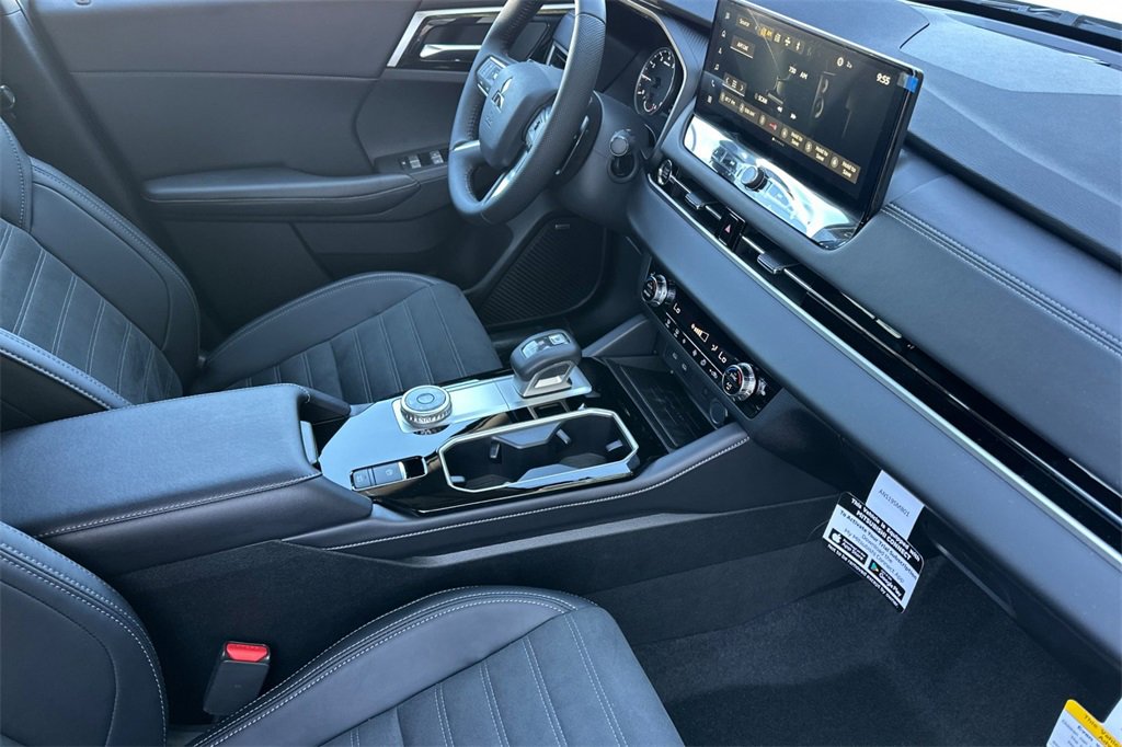 New 2025 Mitsubishi Outlander AWD image 17