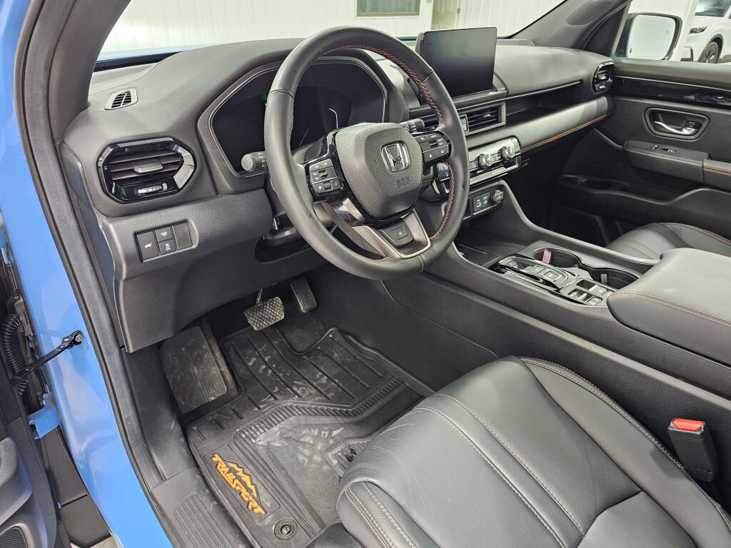 Used 2025 Honda Pilot TrailSport image 36