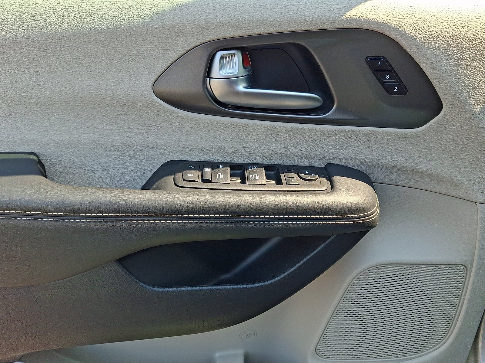 Used 2024 Chrysler Pacifica Touring-L FWD image 13