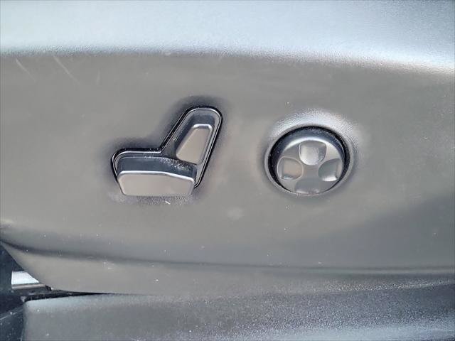 Used 2024 Chrysler Pacifica Limited FWD image 18