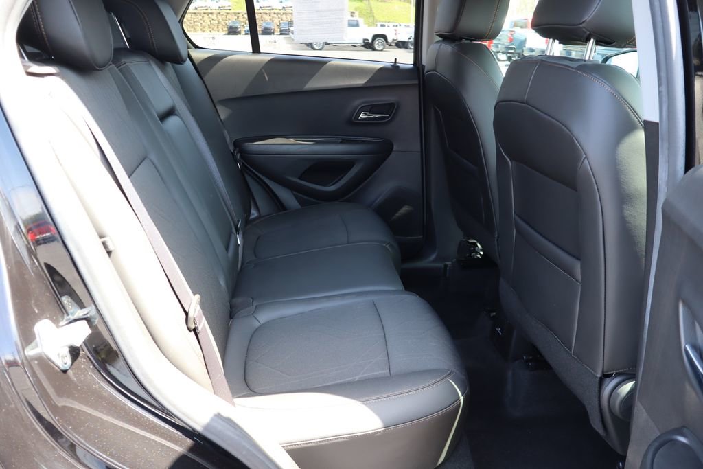Used 2022 Chevrolet Trax LT w/ LT Convenience Package image 17
