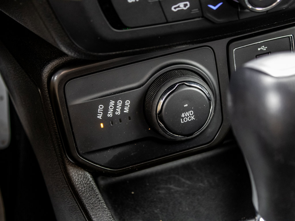 Used 2023 Jeep Renegade Limited image 33