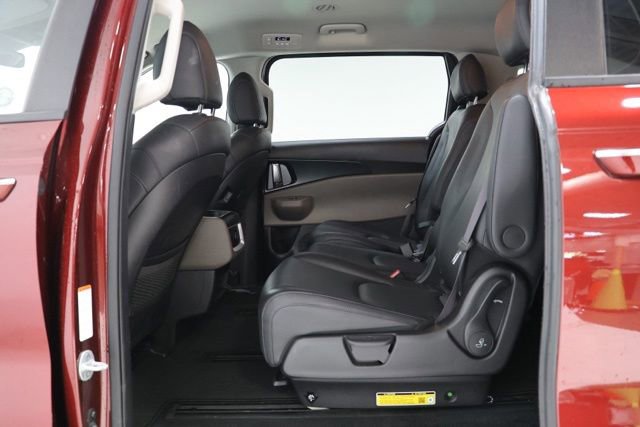 Used 2025 Kia Carnival FWD image 30