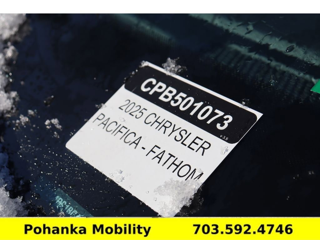 Used 2025 Chrysler Pacifica Select image 38