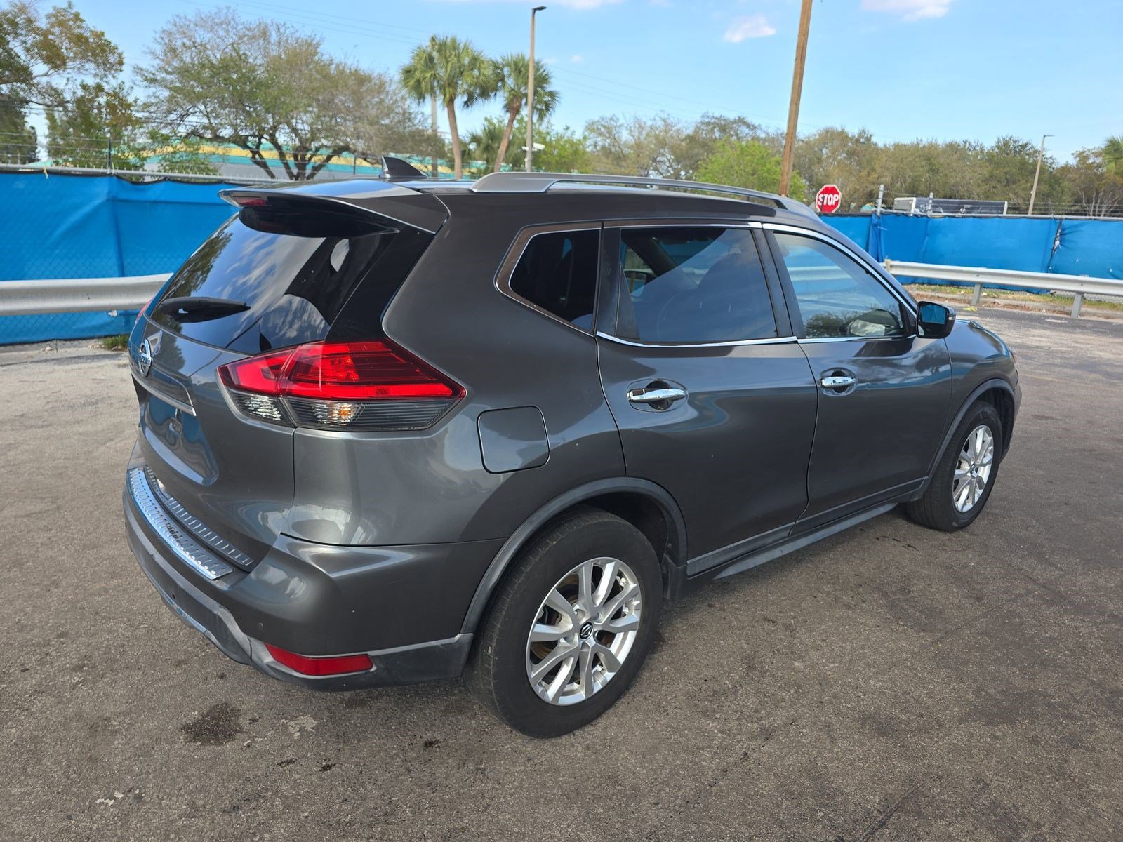 Used 2020 Nissan Rogue SV image 2