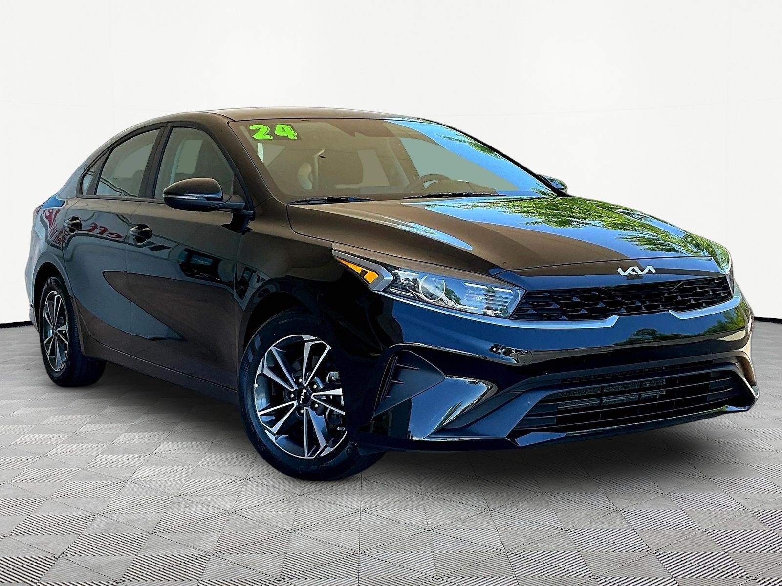 Used 2024 Kia Forte LXS w/ LXS Technology Package FWD image 3