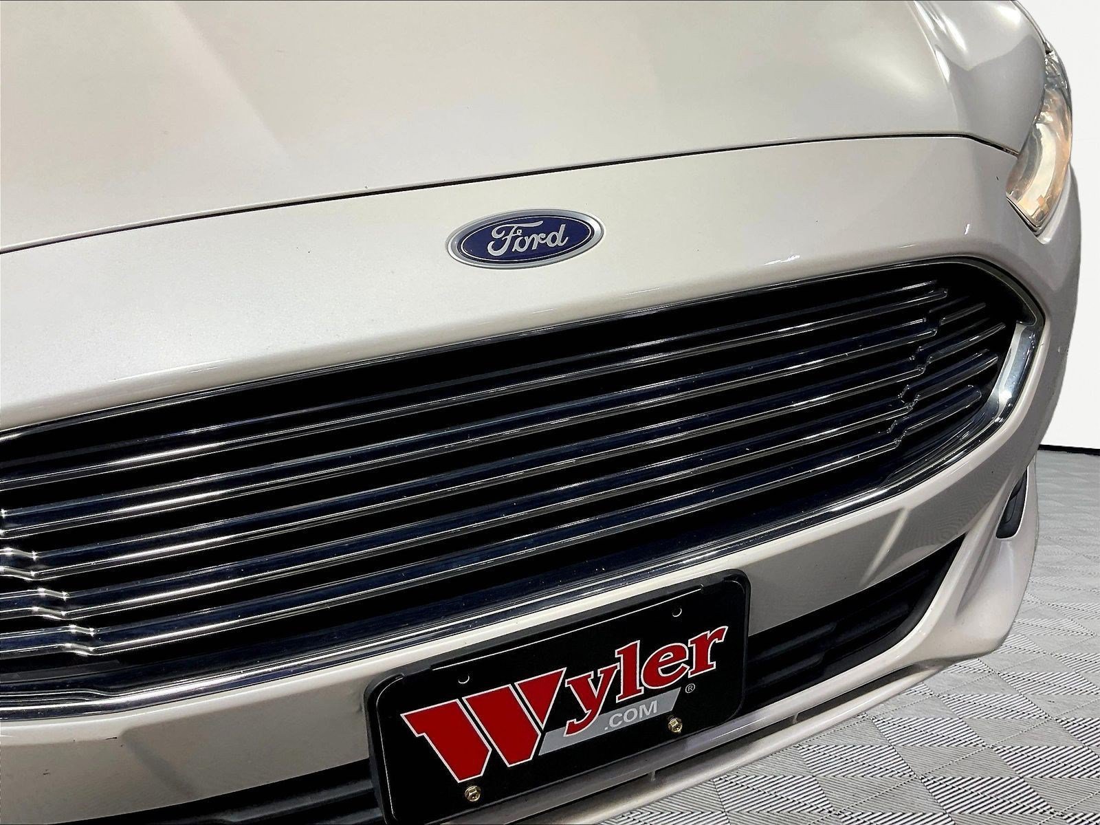 Used 2016 Ford Fusion SE w/ Equipment Group 202A FWD image 32