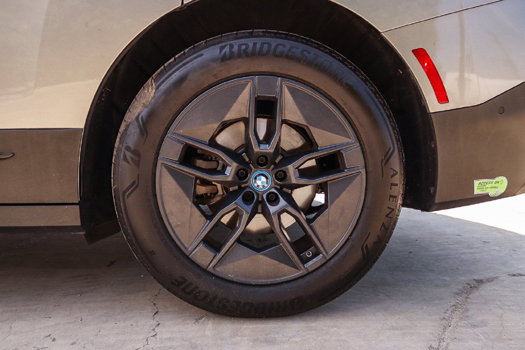 Used 2023 BMW iX xDrive50 AWD/4WD image 12