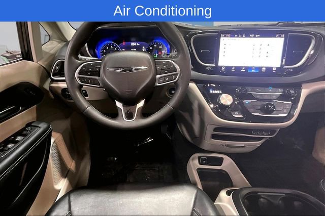 Used 2024 Chrysler Pacifica Touring-L image 11