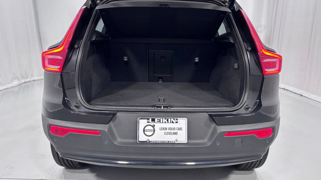 Certified 2025 Volvo XC40 B5 Plus AWD/4WD image 27