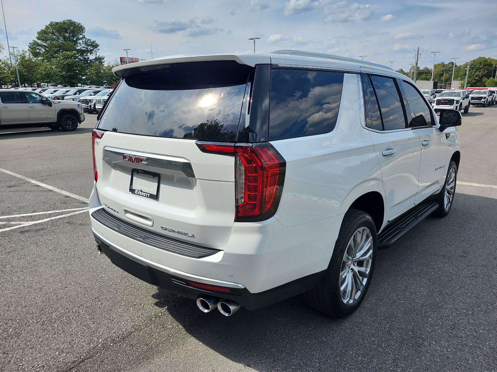 Used 2024 GMC Yukon Denali AWD/4WD image 3