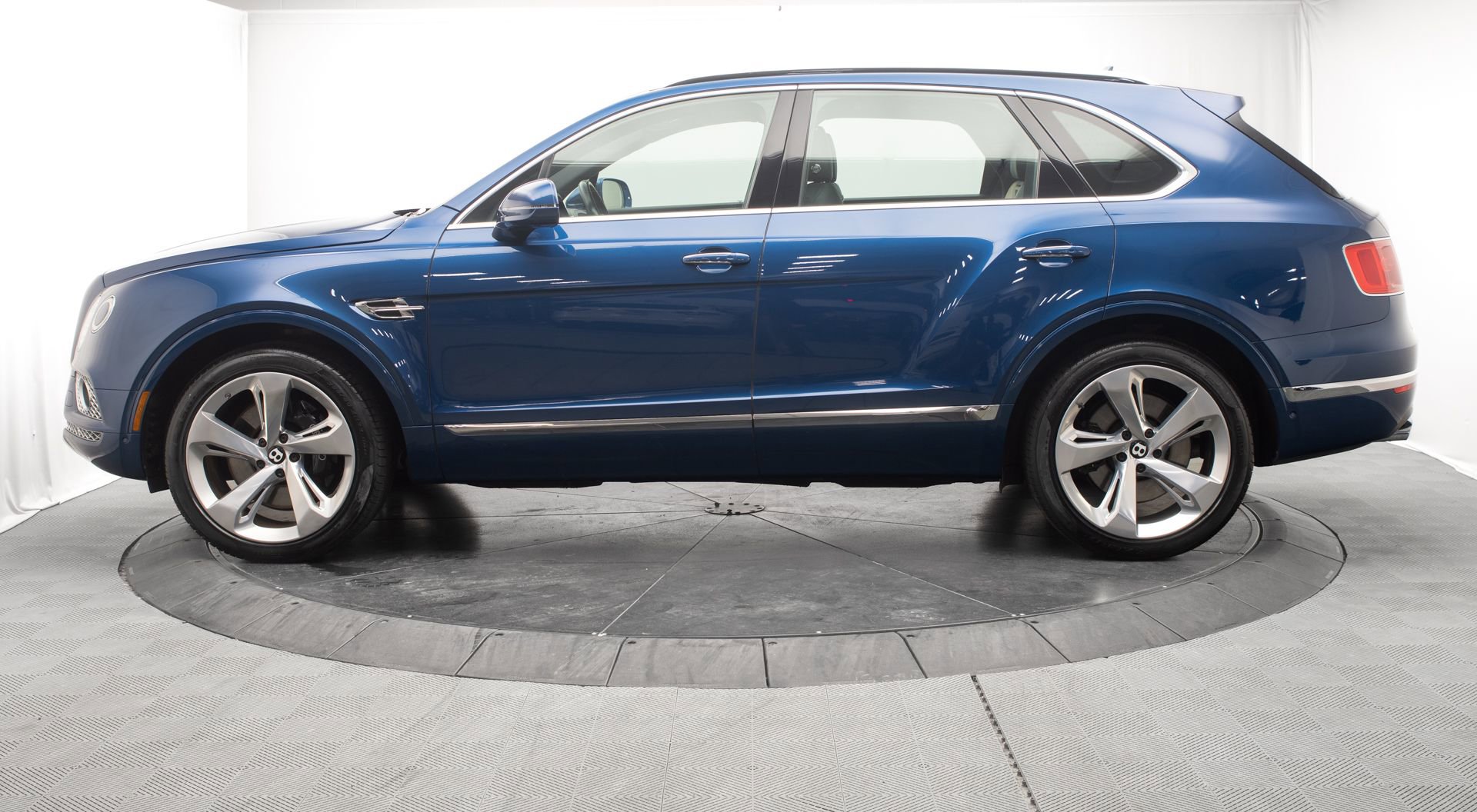 Used 2018 Bentley Bentayga Activity image 6