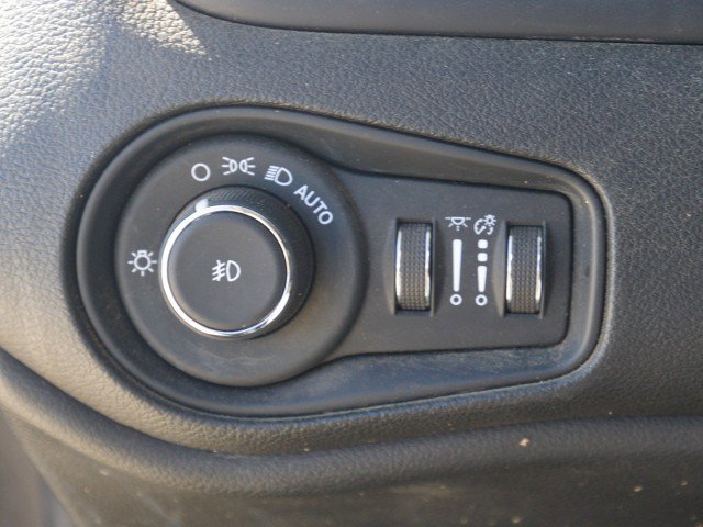 Used 2019 Jeep Renegade Trailhawk w/ Cold Weather Group II AWD/4WD image 16