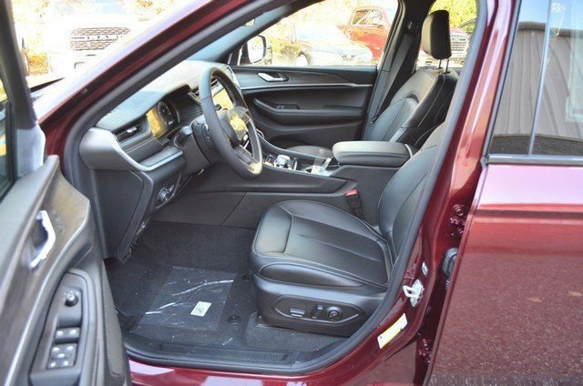 New 2025 Jeep Grand Cherokee Limited w/ Black Appearance Package image 14