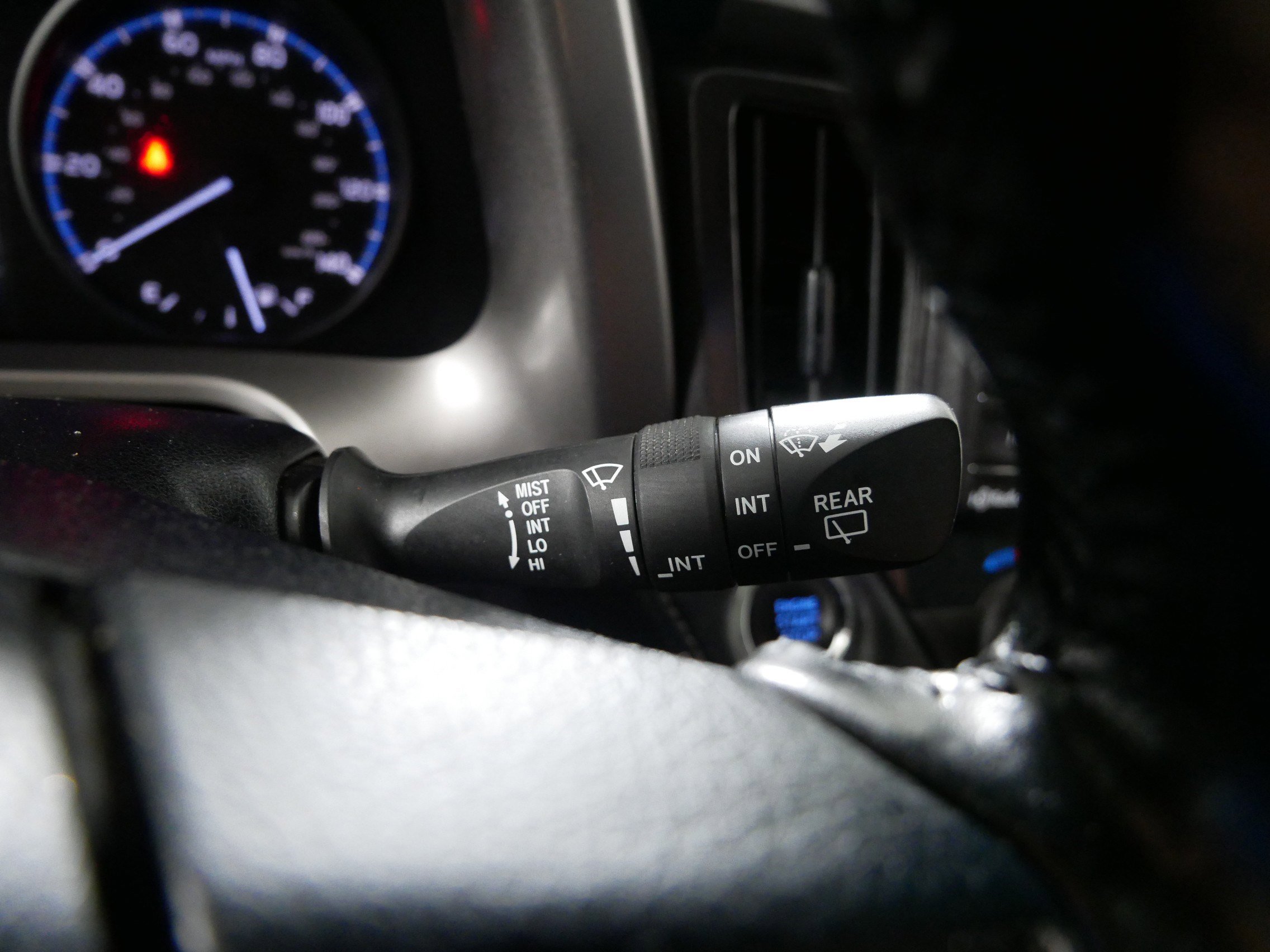 Used 2018 Toyota RAV4 XLE AWD/4WD image 32