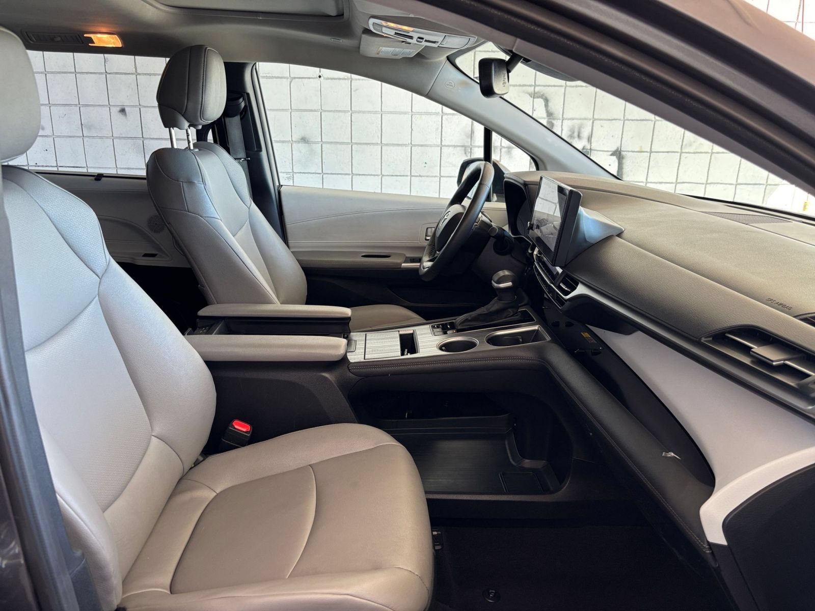 Used 2025 Toyota Sienna XLE FWD image 38