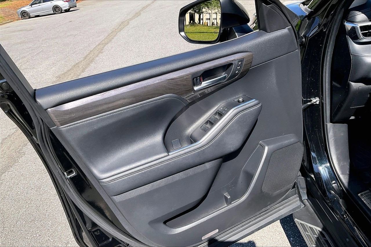 Used 2023 Toyota Highlander Platinum FWD image 28