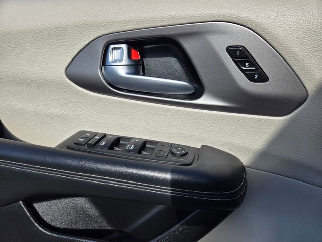 Used 2023 Chrysler Pacifica Touring-L FWD image 17