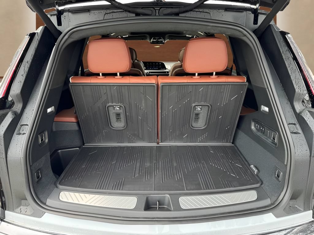 New 2027 Cadillac Vistiq Platinum w/ LPO, Floor Liner Package AWD/4WD image 9