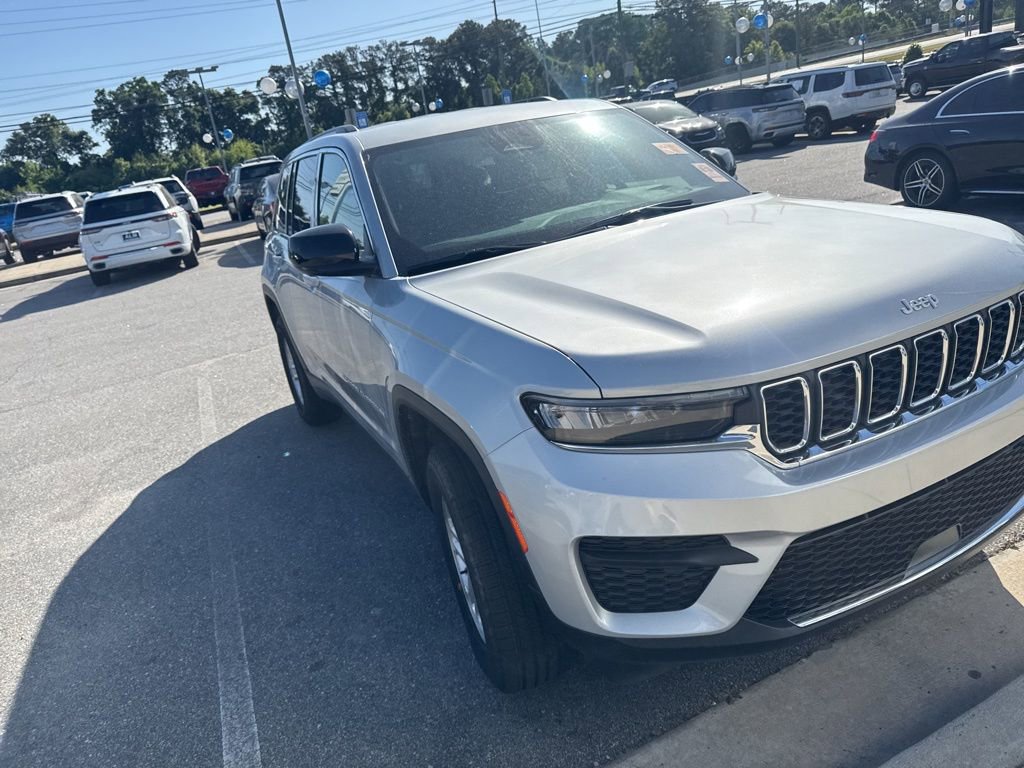 Used 2025 Jeep Grand Cherokee Laredo w/ Luxury Tech Group I image 3