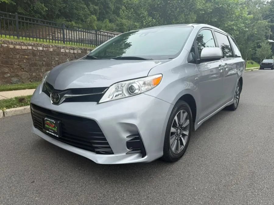 Used 2018 Toyota Sienna LE image 1