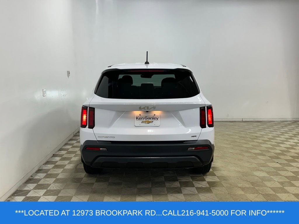 Used 2023 Kia Sorento LX AWD/4WD image 5