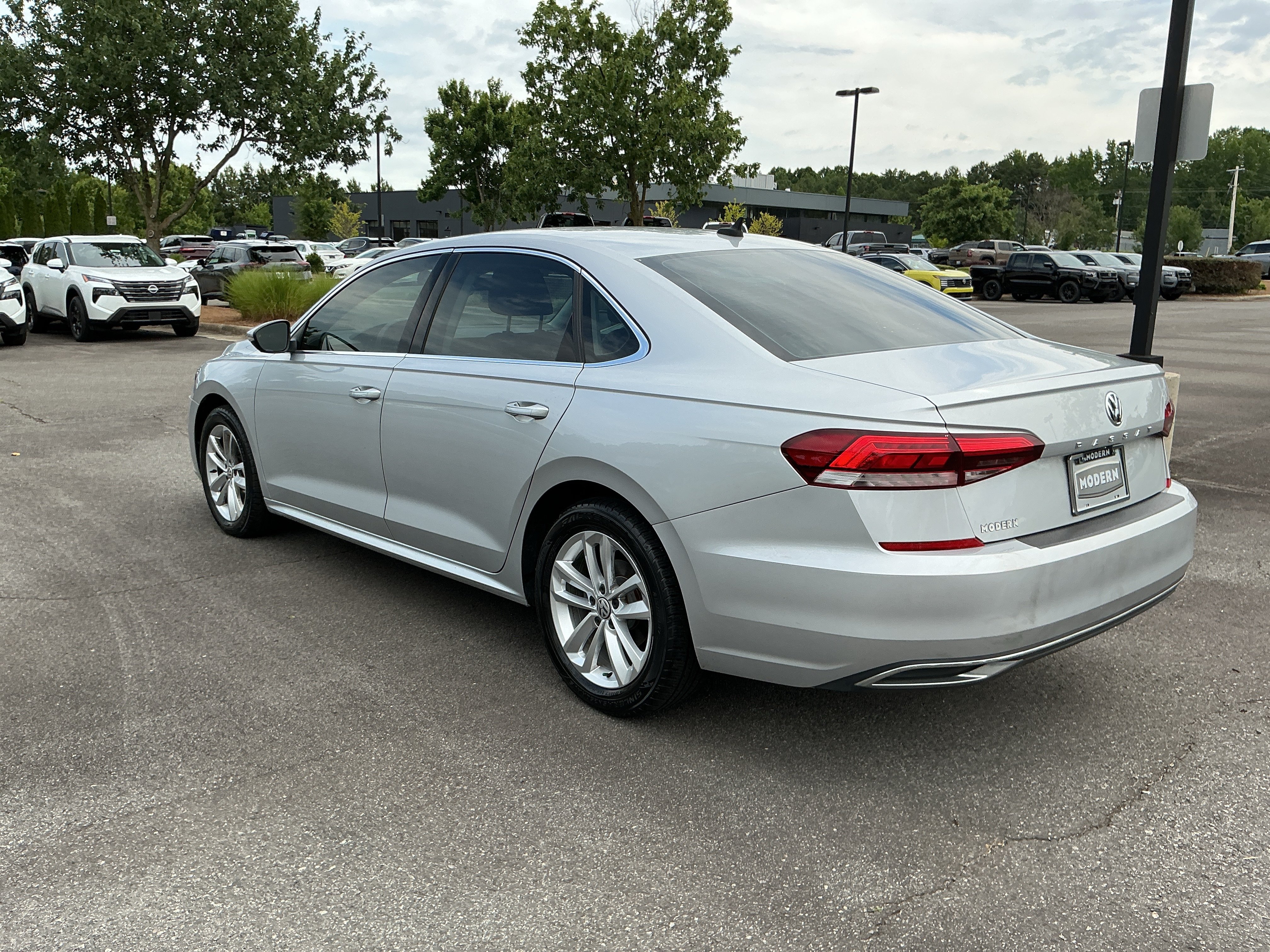 Used 2020 Volkswagen Passat 2.0T SE w/ Sunroof Package FWD image 2
