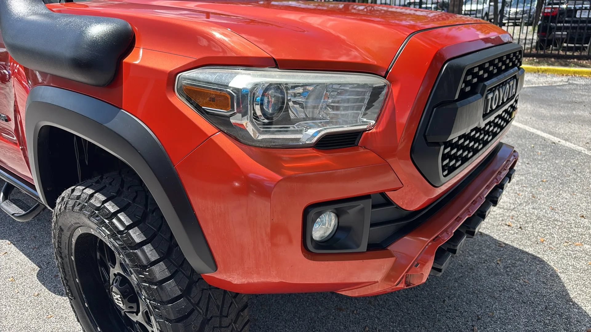 Used 2017 Toyota Tacoma TRD Off-Road w/ Premium & Technology Package AWD/4WD image 37