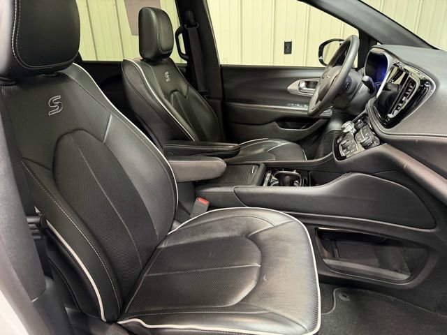 Used 2025 Chrysler Pacifica Limited image 32