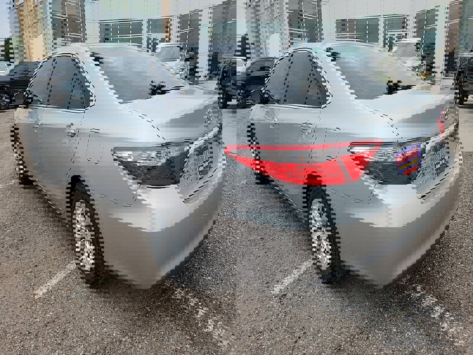 Used 2016 Toyota Camry LE image 8