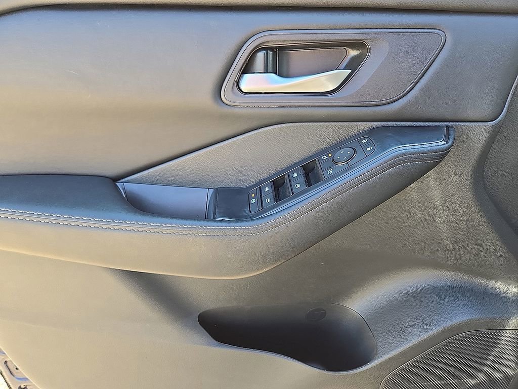 Used 2025 Nissan Rogue SV image 20