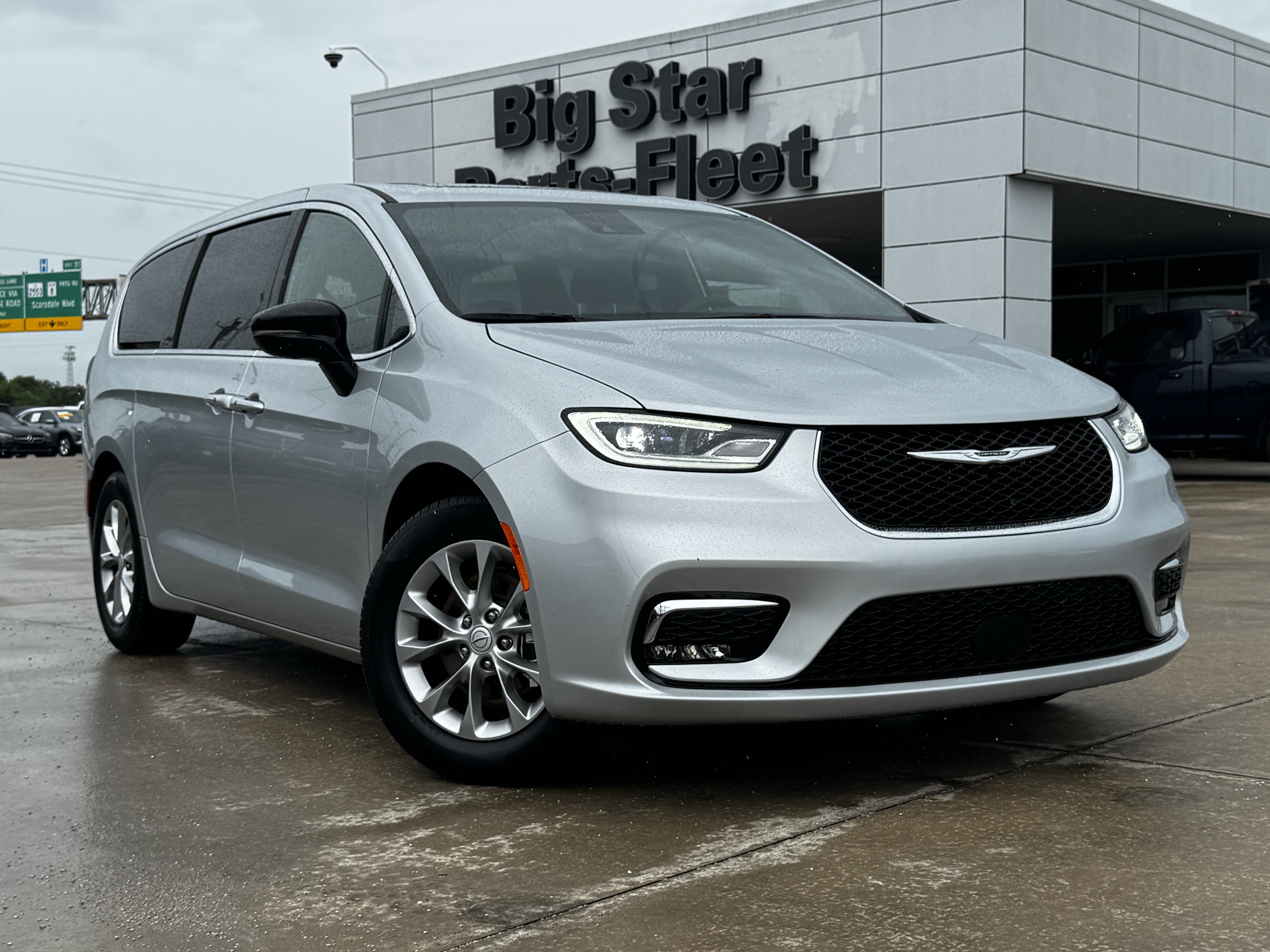 Used 2026 Chrysler Pacifica Limited FWD image 2