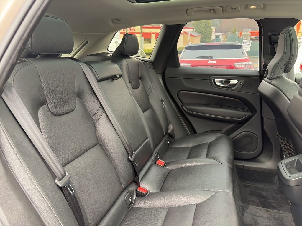 Used 2025 Volvo XC60 B5 Plus image 19